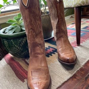 Woman cowboy boots size 9.5 but they run small so it fits an 8.5